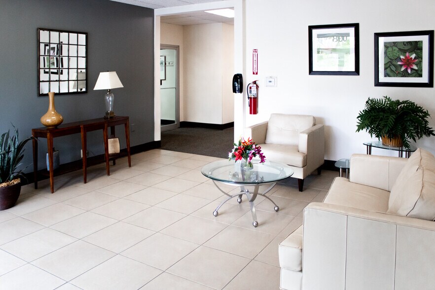 More Photos Of 800-820 Freeway Dr N, Columbus Office For Lease