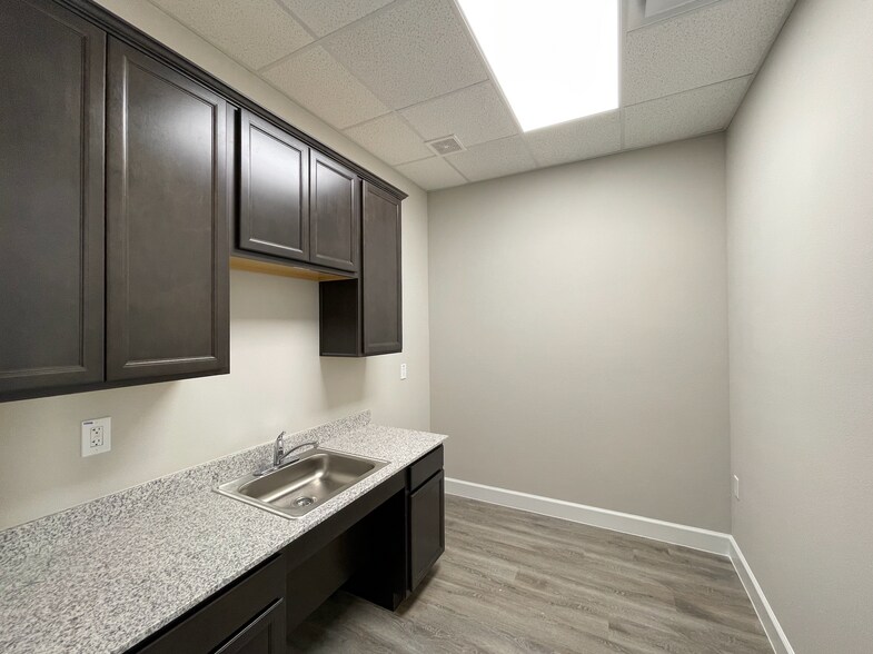 More Photos Of 3129 Kingsley Dr, Pearland Medical For Lease