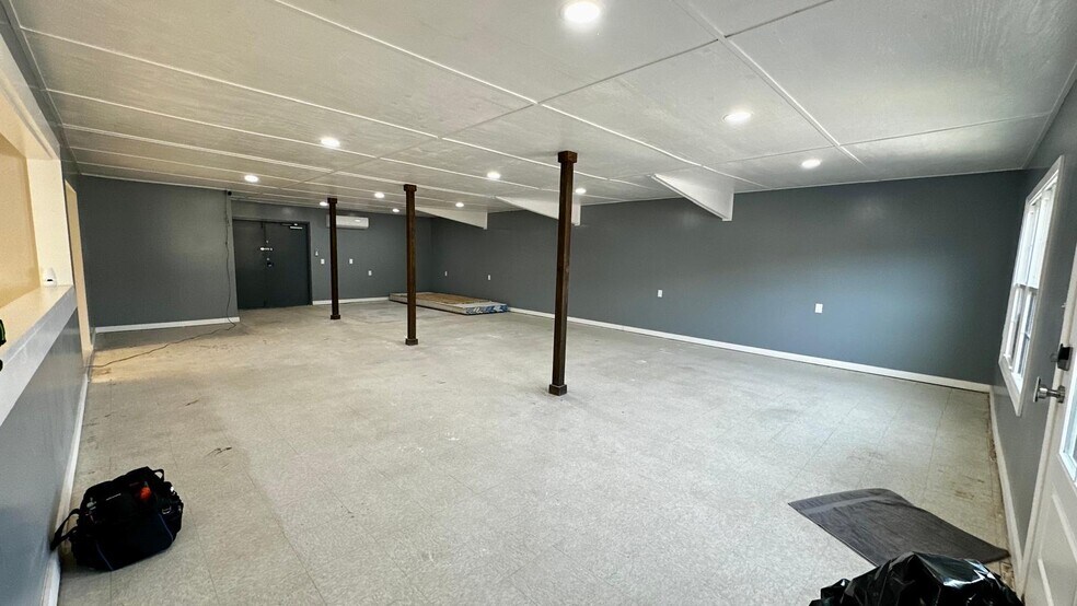 More Photos Of 430 E Broad St, Smithville Showroom For Sale