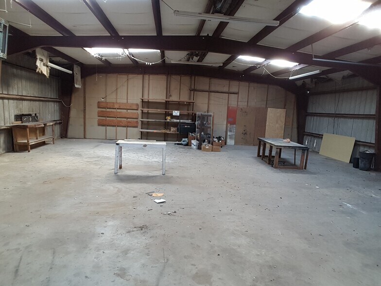 More Photos Of 2300 Grand Blvd, Holiday Light Distribution For Lease