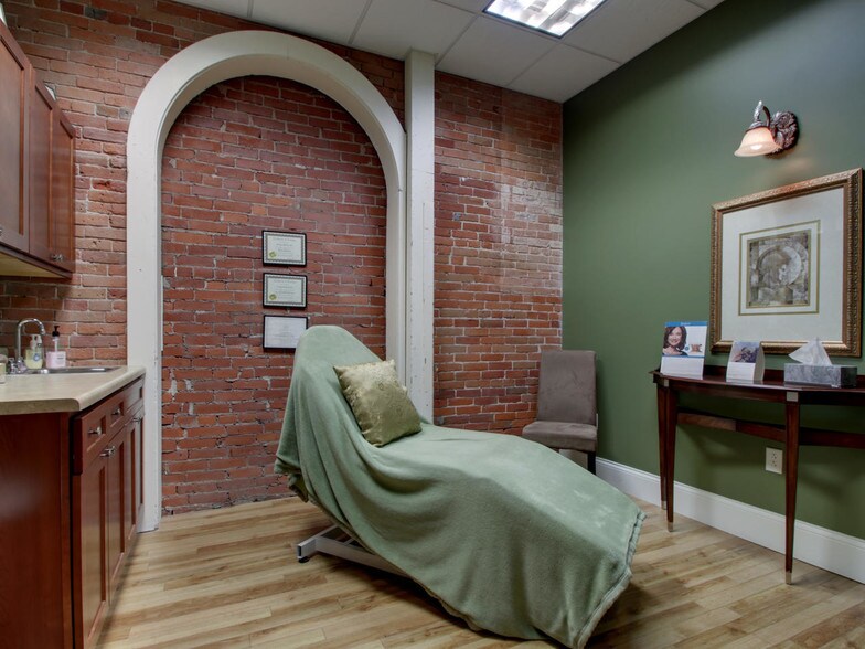 More Photos Of 130 N 5th St, Quincy Storefront Retail Residential For Lease