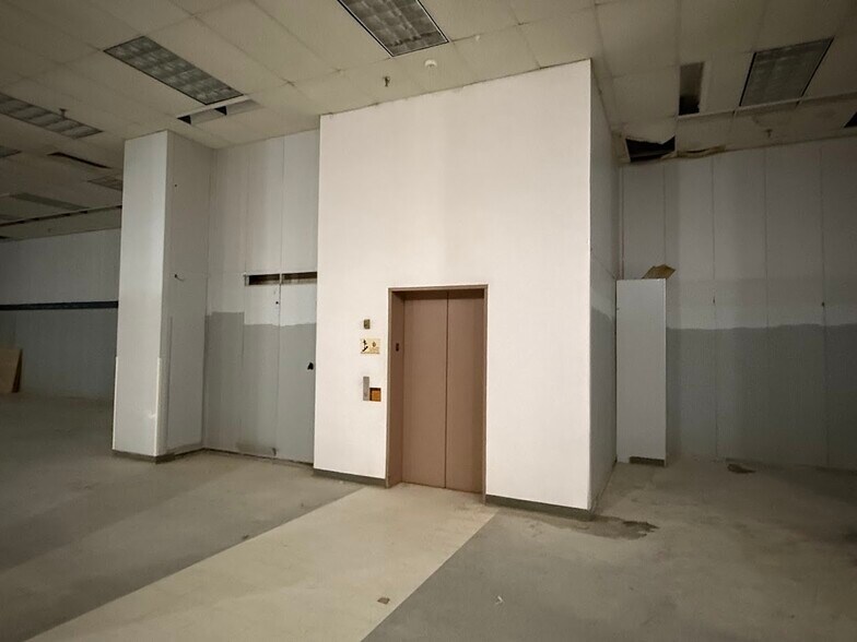 More Photos Of 2700 Miamisburg Centerville Rd, Dayton Department Store For Lease