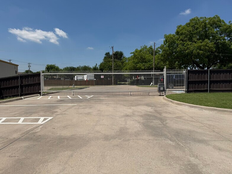 More Photos Of 414 N Kealy Ave, Lewisville Office For Sale