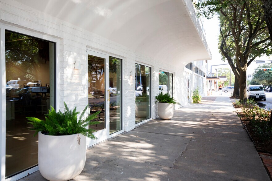 More Photos Of 373-375 W 19th St, Houston Storefront Retail Office For Lease