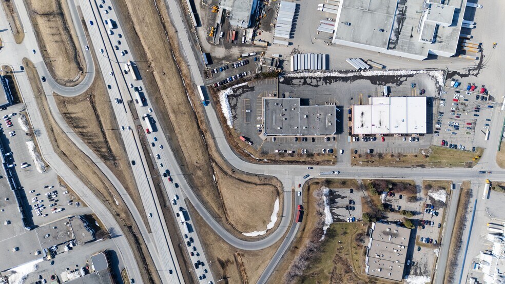 More Photos Of 25 Rue de Lauzon, Boucherville Light Distribution For Lease