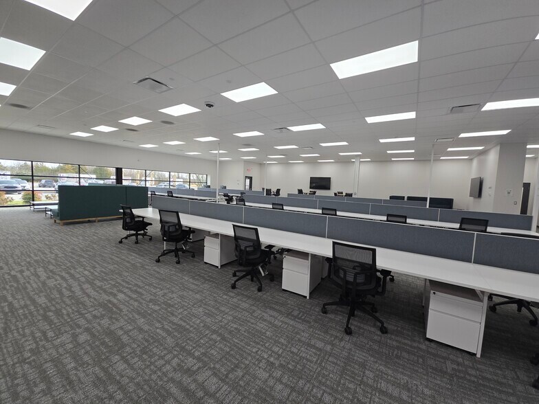 More Photos Of 60 Starlifter Ave, Dover Warehouse For Lease