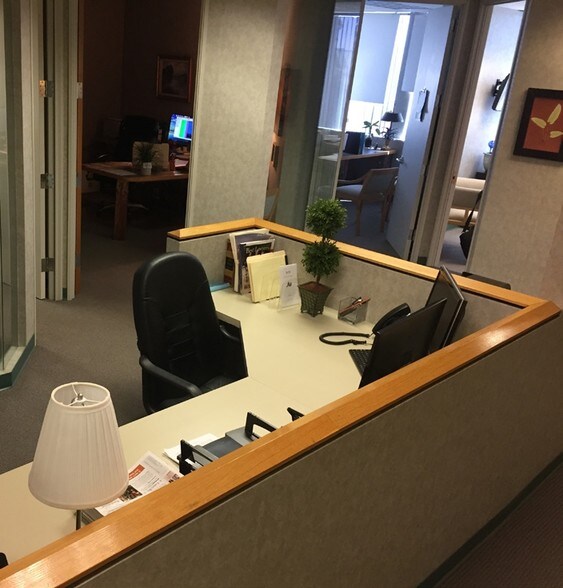 More Photos Of 6310 San Vicente Blvd, Los Angeles Office For Lease