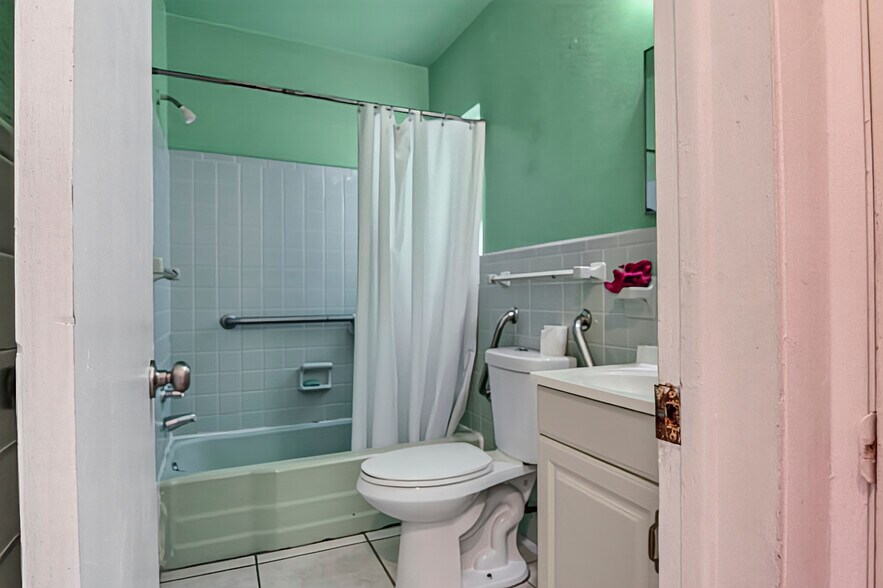 More Photos Of Blue Heron Blvd - 40 Bed Licensed Independent Living Facility, Riviera Beach Healthcare For Sale