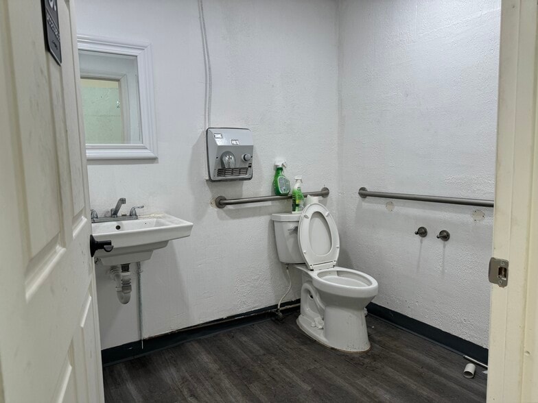 More Photos Of 4343 N Andrews Ave, Fort Lauderdale Storefront Retail Office For Sale