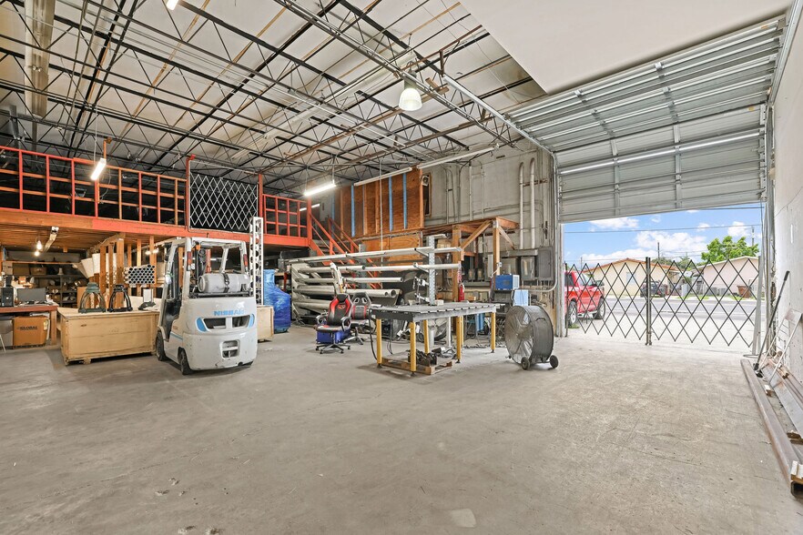 More Photos Of 695-699 W 17th St, Hialeah Warehouse For Sale