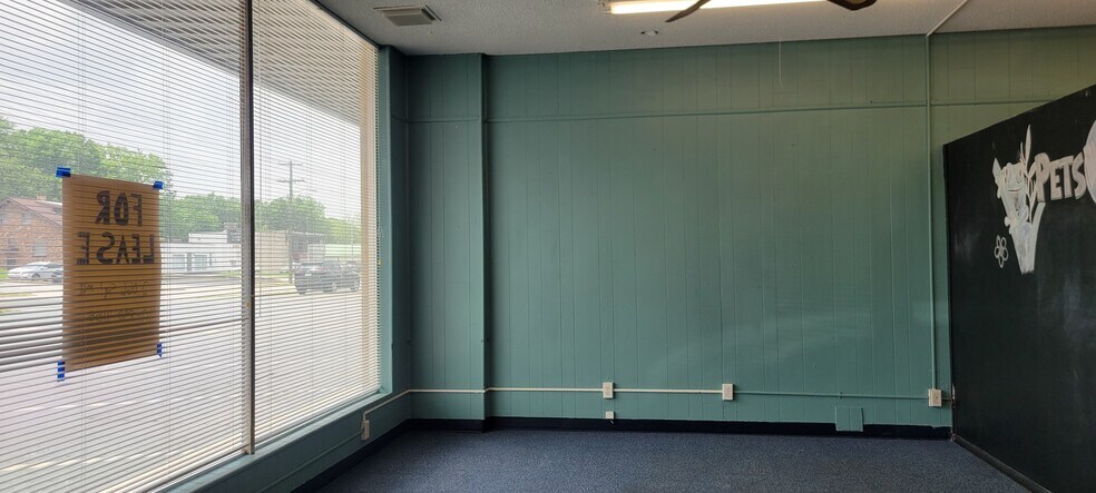 More Photos Of 1669 E Saint Louis St, Springfield Storefront Retail Office For Lease