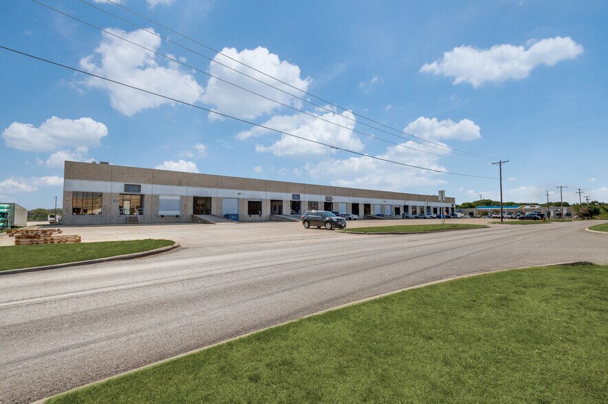 More Photos Of 1922-1938 N Great Southwest Pky, Grand Prairie Distribution For Lease