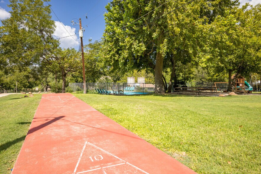 More Photos Of 408 Clen Oak Pkwy, Burnet Hospitality For Sale