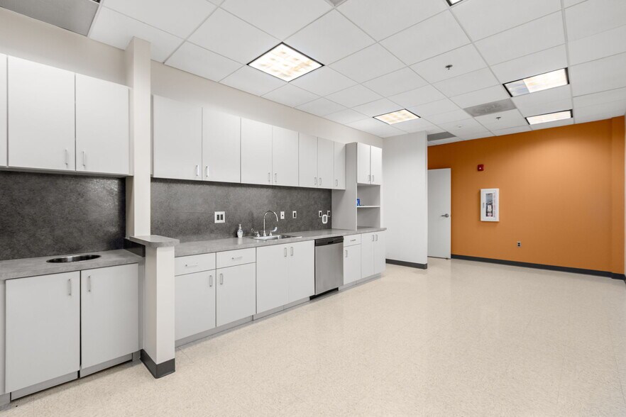 More Photos Of 10 Center St, Stafford Office For Lease
