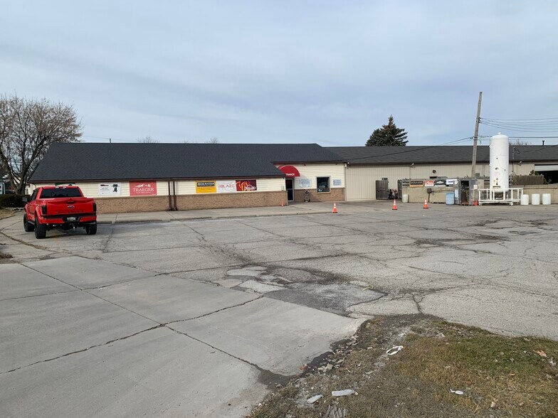 More Photos Of 35850 Utica Rd, Clinton Township General Retail For Sale