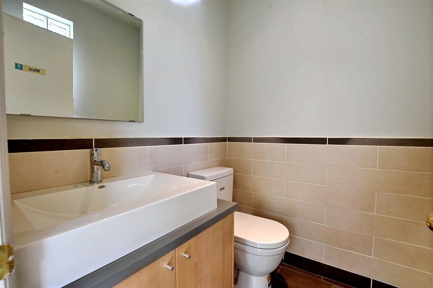 More Photos Of 510-512 Décarie Boul, Saint-Laurent Loft Creative Space For Sale
