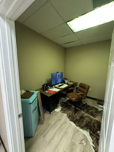 More Photos Of 131 Overhill Dr, Mooresville Warehouse For Lease