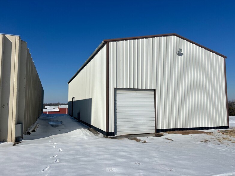 More Photos Of 1103 E Maguire Rd, Noble Light Manufacturing For Sale