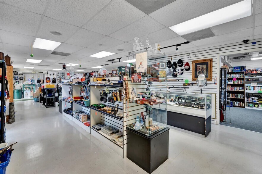 More Photos Of 3300 E Moody Blvd, Bunnell Light Manufacturing For Sale