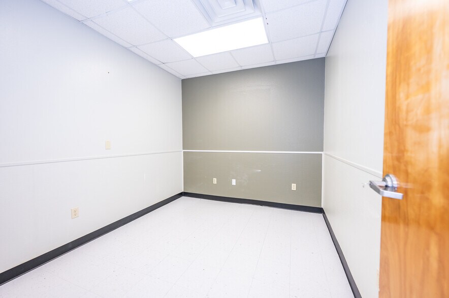 More Photos Of 1105 Avenue H, Bay City Medical For Lease