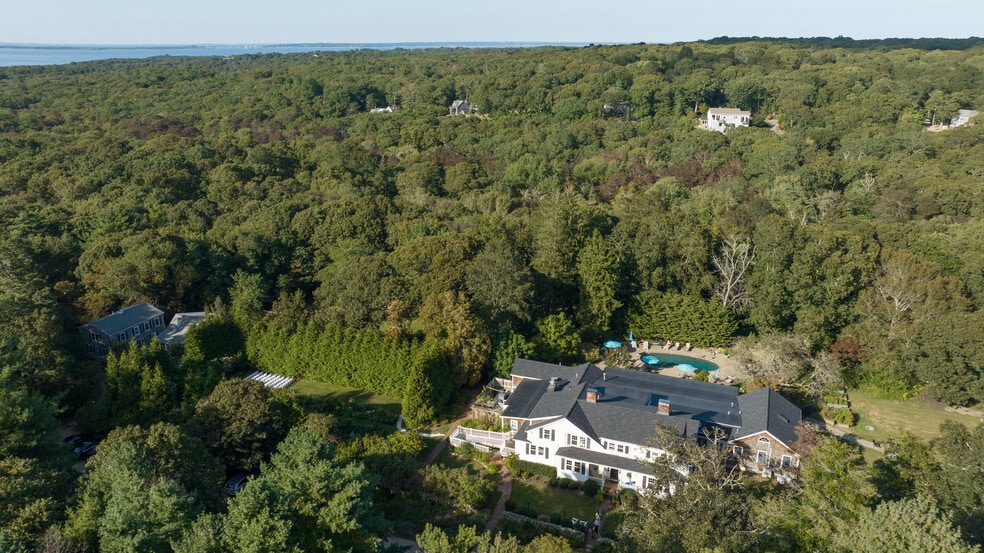 More Photos Of 90 Manaquayak Rd, West Tisbury Hotel For Sale
