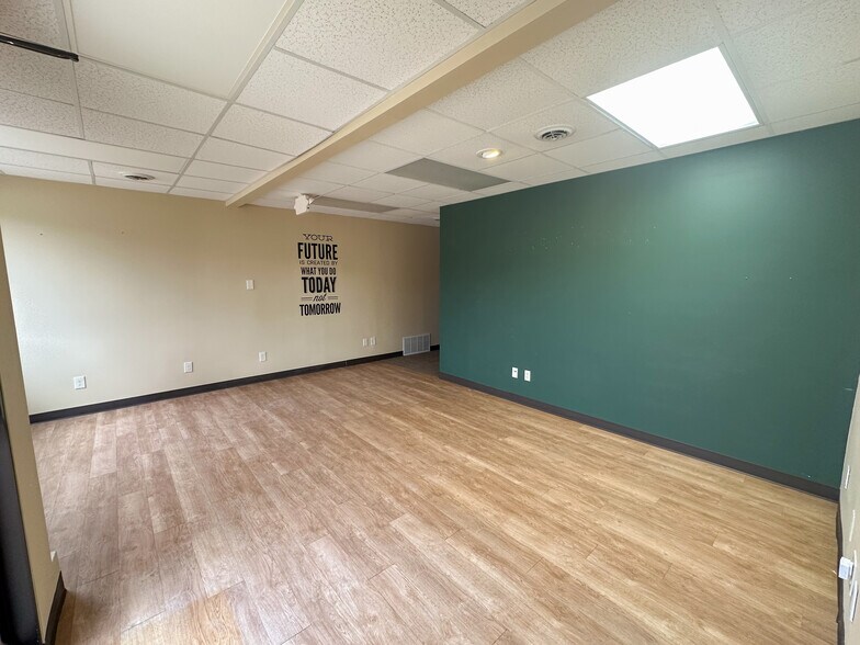 More Photos Of 111 S Walnut St, La Crescent General Retail For Lease