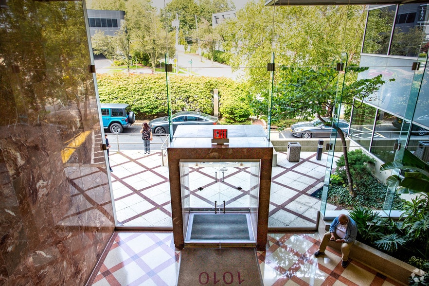 More Photos Of 1010 Northern Blvd, Great Neck Office For Lease