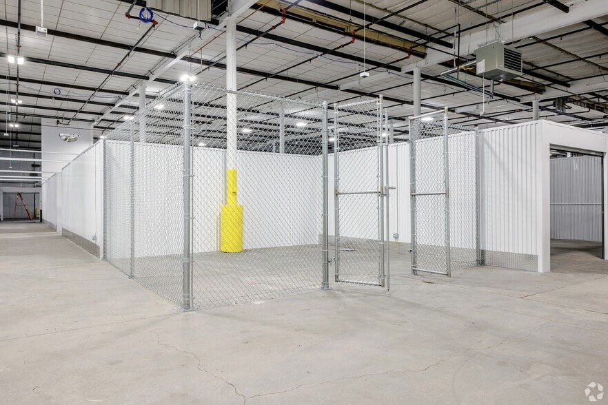 More Photos Of 1600 W Plano Pky, Plano Warehouse For Lease