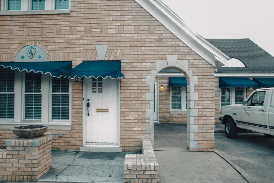 More Photos Of 355 N College Ave, Fayetteville Office Residential For Lease