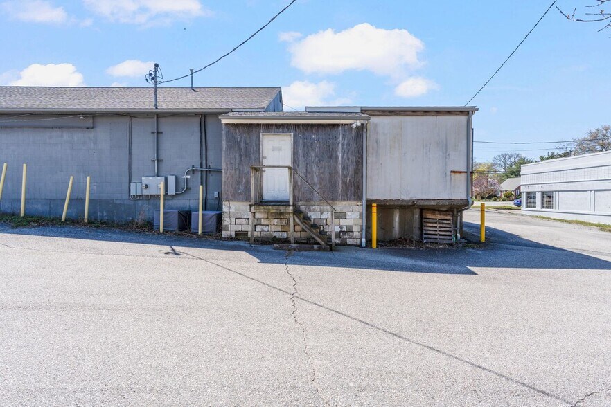 More Photos Of Post @ Post & Namcook Rds., North Kingstown Unknown For Lease