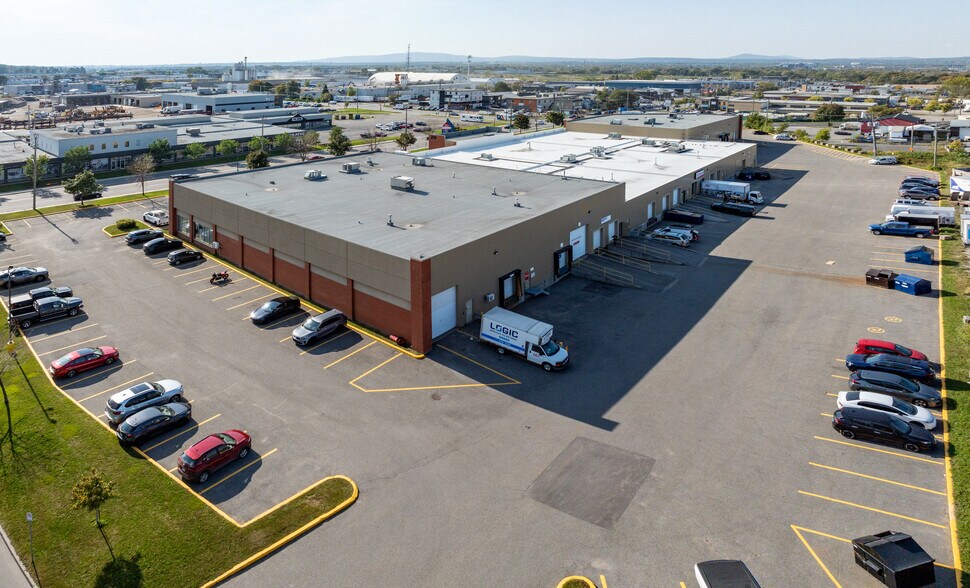 More Photos Of 275 Saint-Sacrement, Québec Freestanding For Lease