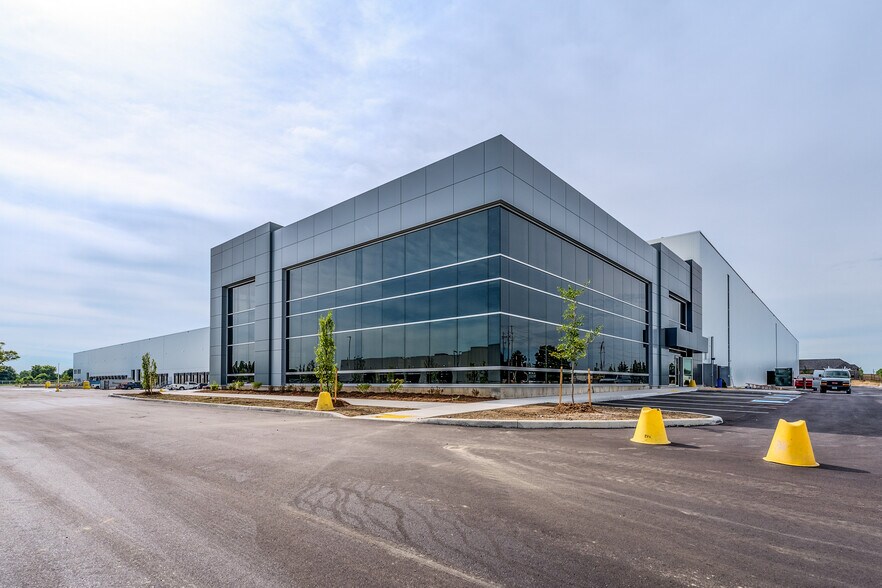 More Photos Of 151 Garden Ave, Brantford Distribution For Lease