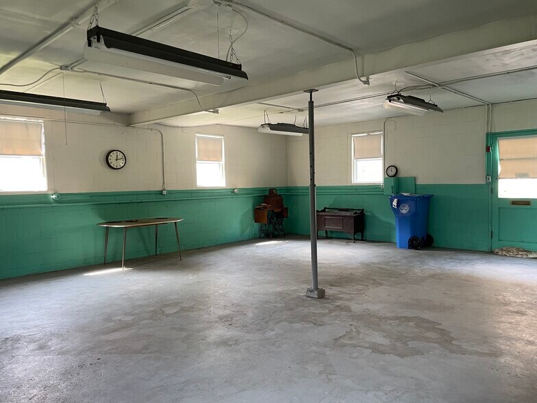 More Photos Of 260 Calvary St, Waltham Light Distribution For Lease