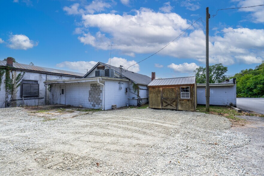 More Photos Of 121 Thompson St, Pittsboro Freestanding For Lease