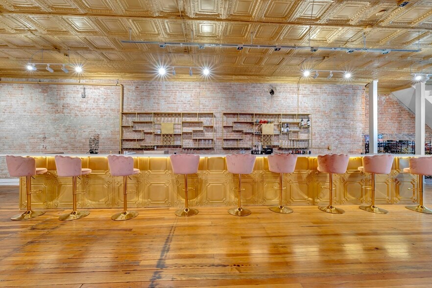 More Photos Of 122 W Main St, Florence Storefront For Sale