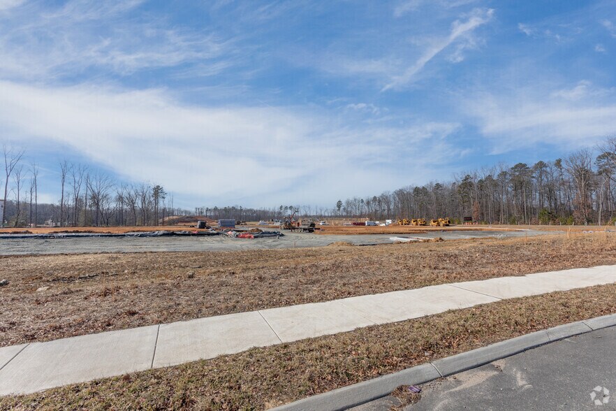 More Photos Of 1300 Charter Colony Pky, Midlothian Unknown For Lease