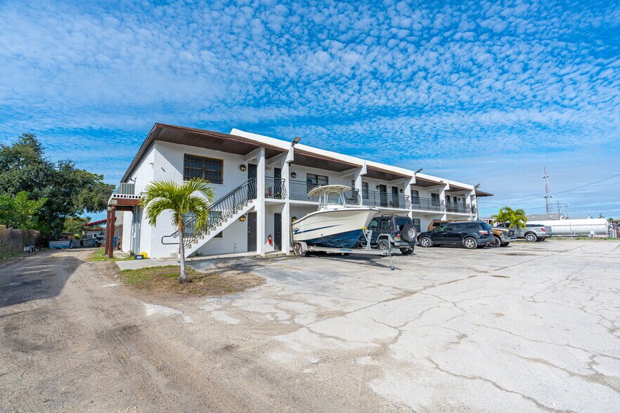 More Photos Of 2700 Evans Ave, Fort Myers Light Manufacturing For Lease