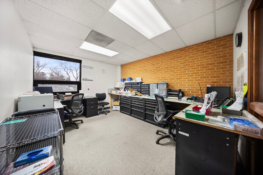 More Photos Of 5413 Walnut Ave, Downers Grove Office For Lease