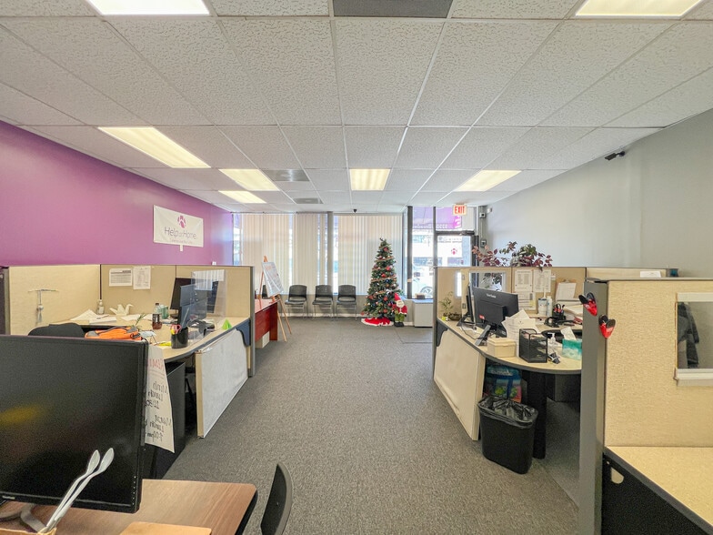 More Photos Of 5250 N Broadway St, Chicago Storefront For Lease