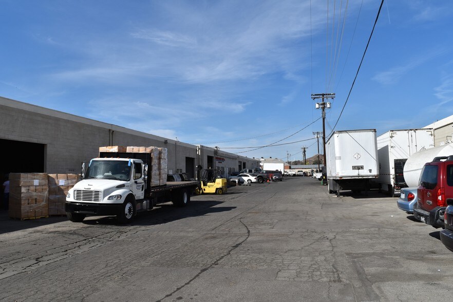 More Photos Of 12177-12179 Branford St, Sun Valley Manufacturing For Lease