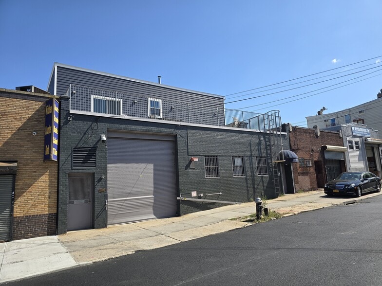 More Photos Of 3731 58th St, Woodside Warehouse For Lease