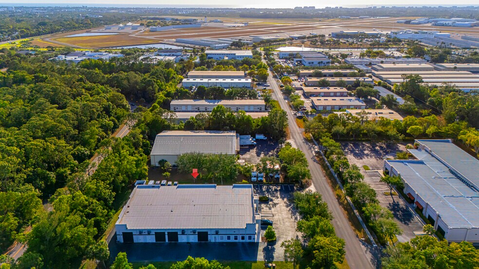 More Photos Of 3550 Westview Dr, Naples Showroom For Sale