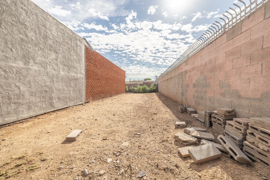 More Photos Of 2423 W Campbell Ave, Phoenix Warehouse For Lease