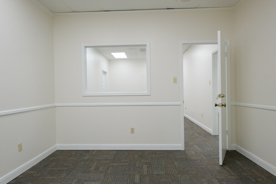 More Photos Of 110 Lincoln Ave, College Station Office For Sale