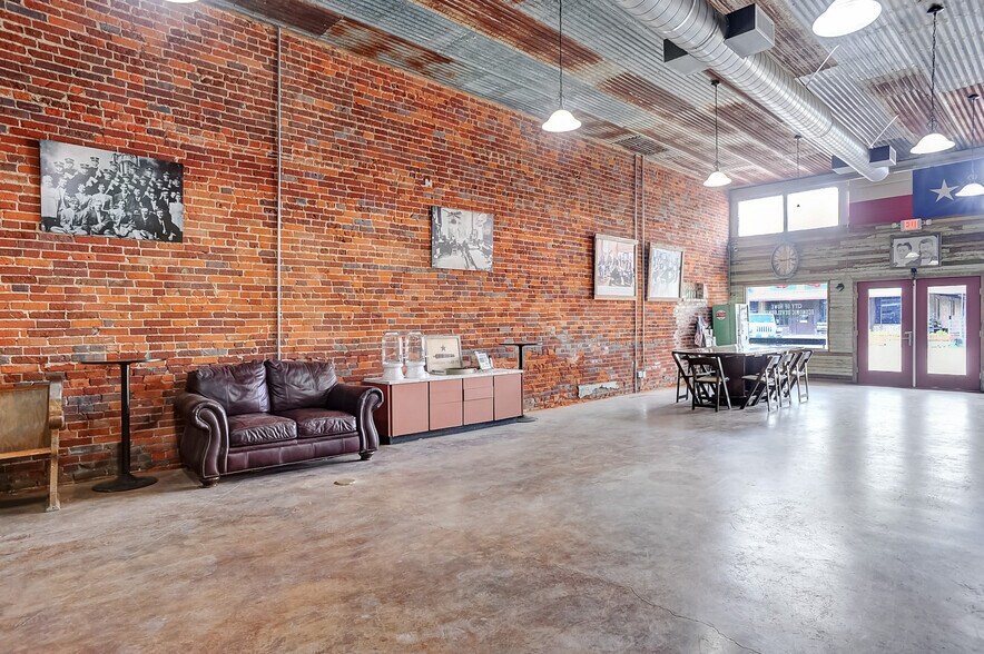 More Photos Of 101 Haning, Howe Storefront For Sale