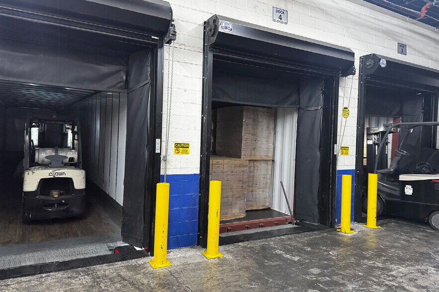 More Photos Of 76 National Rd, Edison Warehouse For Lease