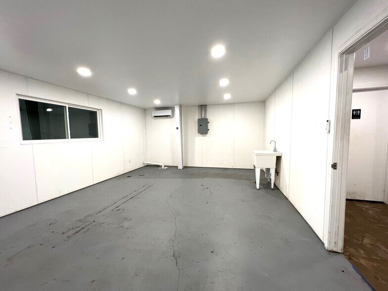 More Photos Of 1113 S 3rd St, Rogers Distribution For Lease