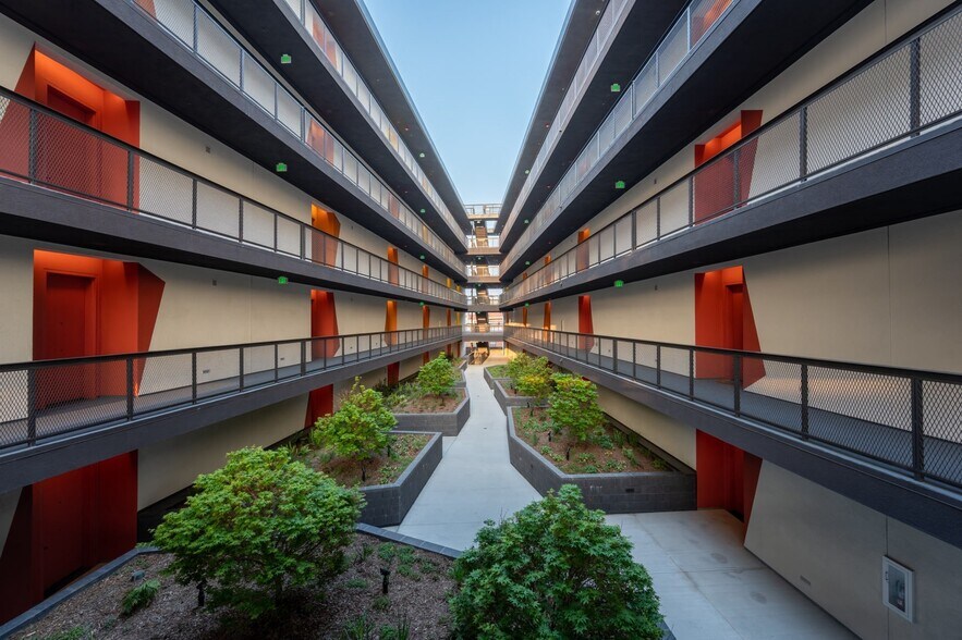 More Photos Of 107 S Hewitt St, Los Angeles Apartments For Lease