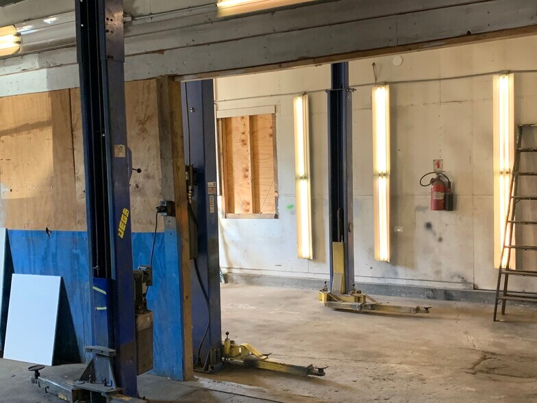 More Photos Of 29 Main St, Limerick Service For Lease