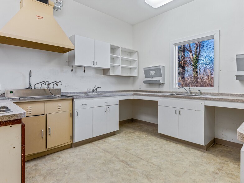 More Photos Of 3179 Sweeten Creek Rd, Asheville General Retail For Lease